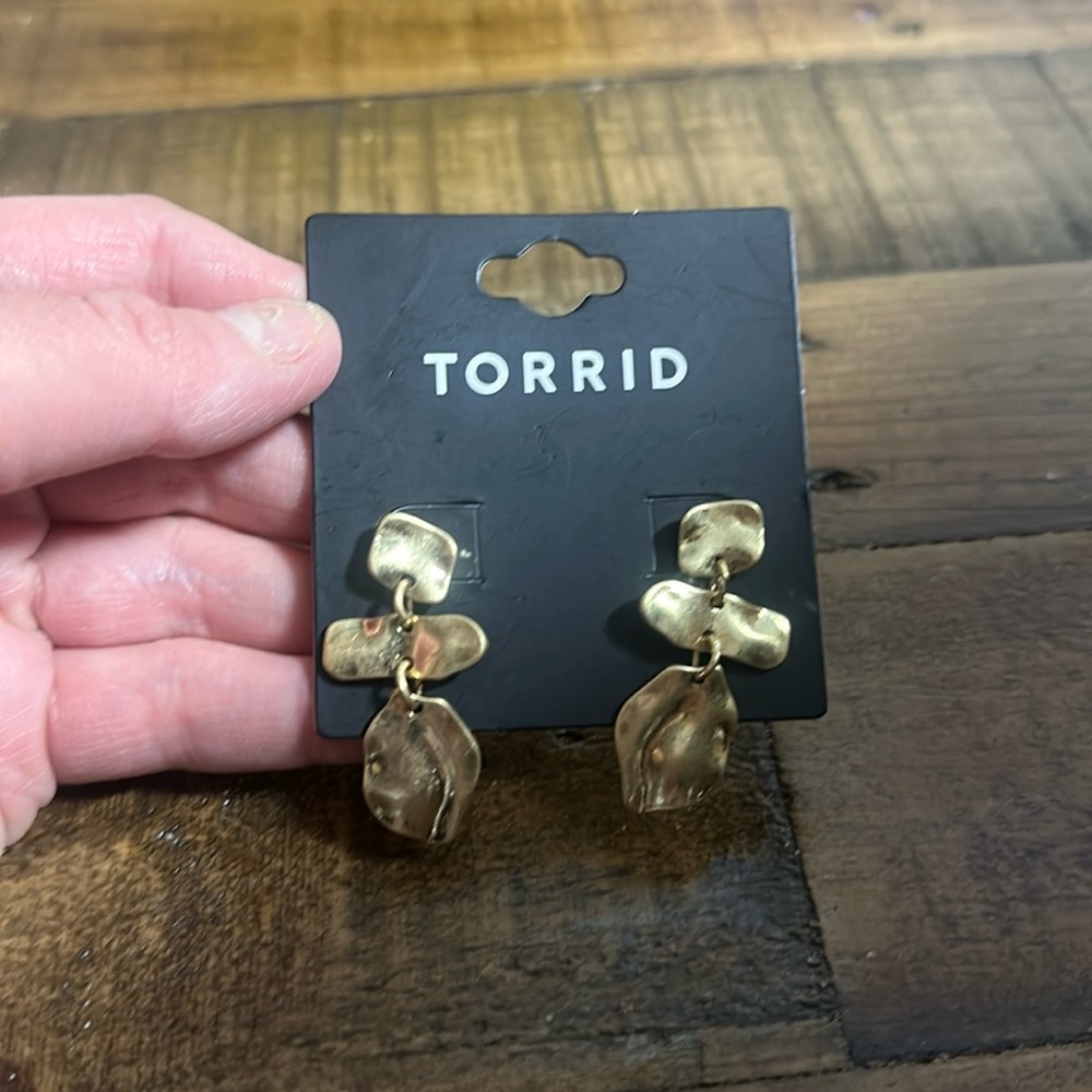 TORRID GOLD TONE HAMMERED DANGLE EARRINGS: NEW WITH TAGS